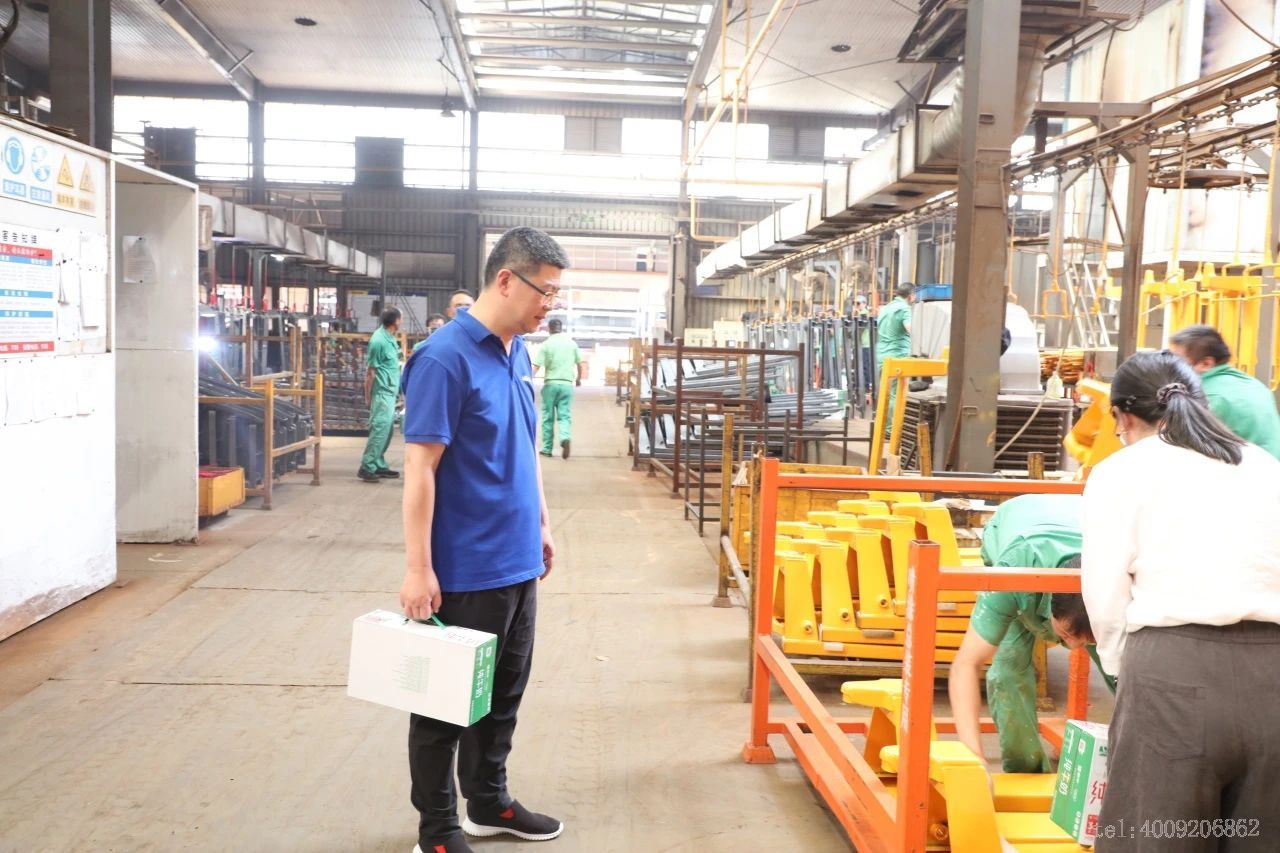 公司領(lǐng)導(dǎo)深入一線慰問(wèn)員工,傳遞溫暖關(guān)懷(圖4) 公司領(lǐng)導(dǎo)深入一線慰問(wèn)員工,傳遞溫暖關(guān)懷(圖4)